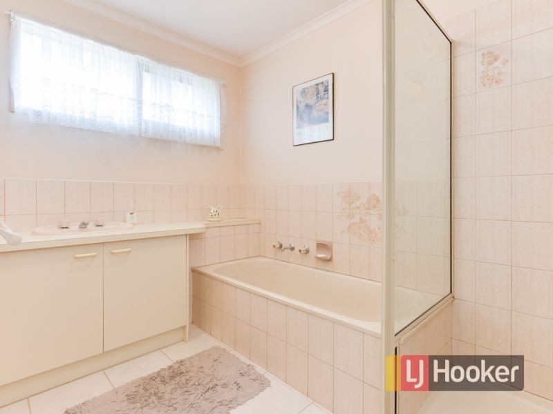 2 Lindenow Court, Cranbourne North VIC 3977