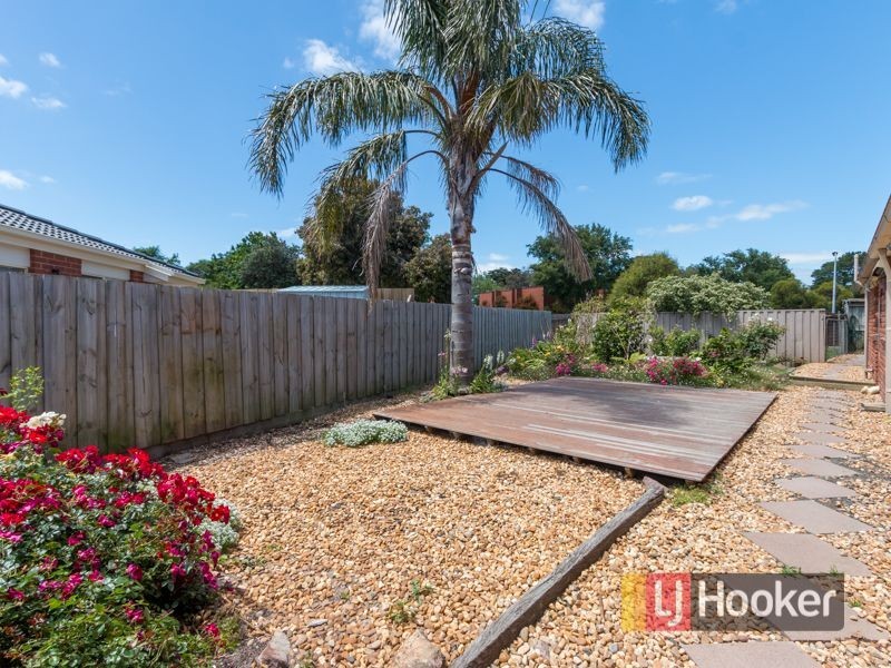 1 Strafford Avenue, Cranbourne VIC 3977