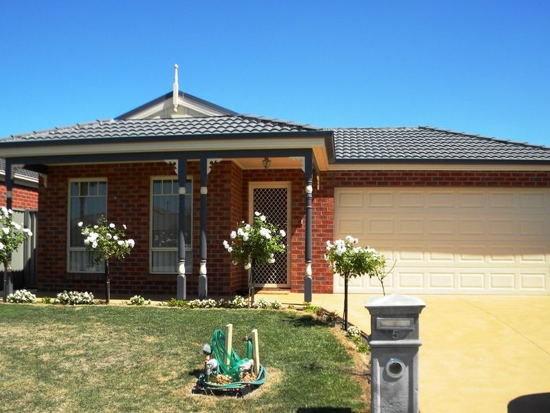 5 Maddock Drive, Cranbourne VIC 3977