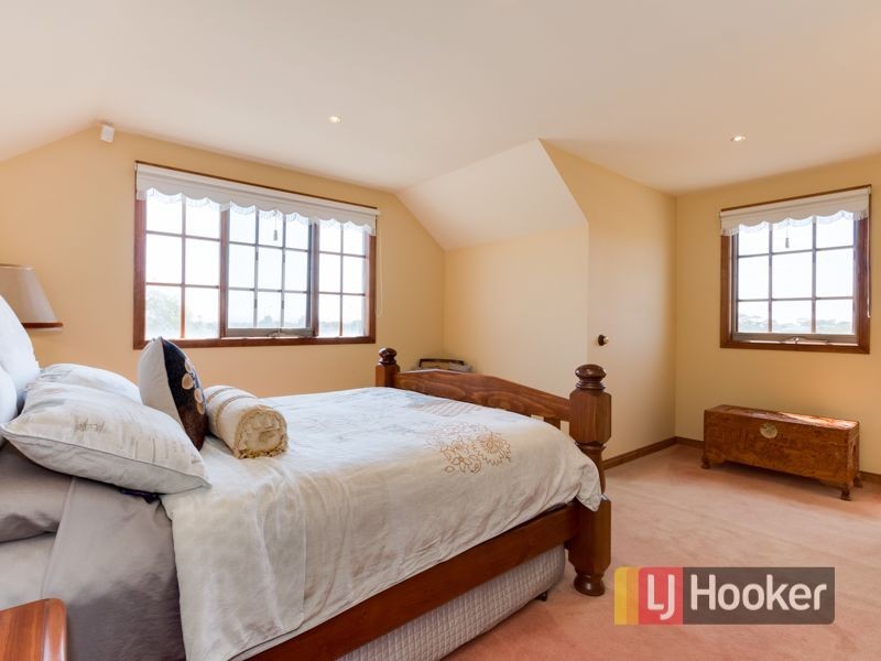 4 Augusta Close, Cranbourne VIC 3977