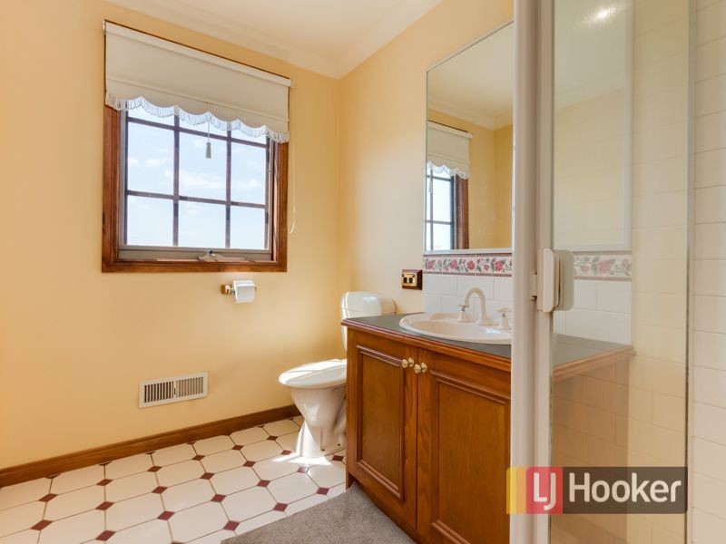 4 Augusta Close, Cranbourne VIC 3977