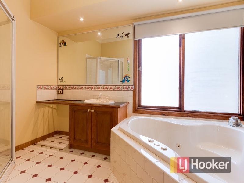4 Augusta Close, Cranbourne VIC 3977