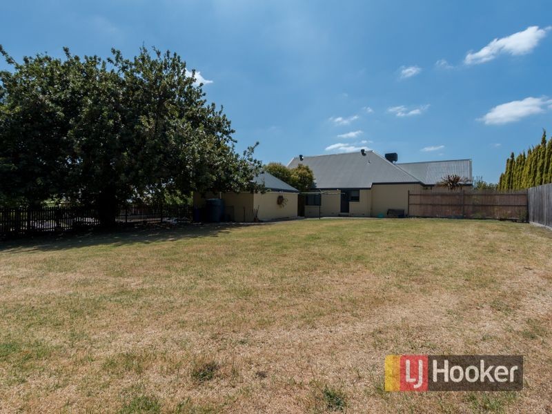 4 Augusta Close, Cranbourne VIC 3977