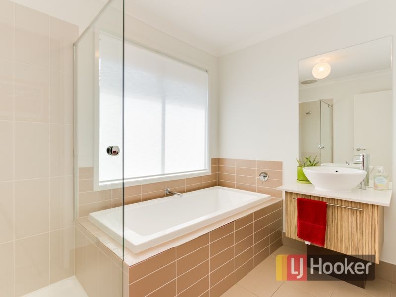 85 Broad Oak Drive, Cranbourne East VIC 3977