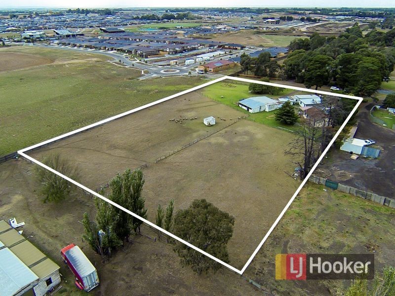 9 Heather Grove, Cranbourne East VIC 3977