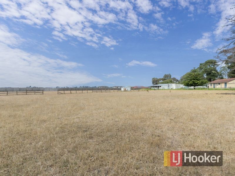 9 Heather Grove, Cranbourne East VIC 3977