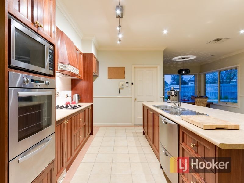 37 Sunningdale Crescent, Cranbourne VIC 3977