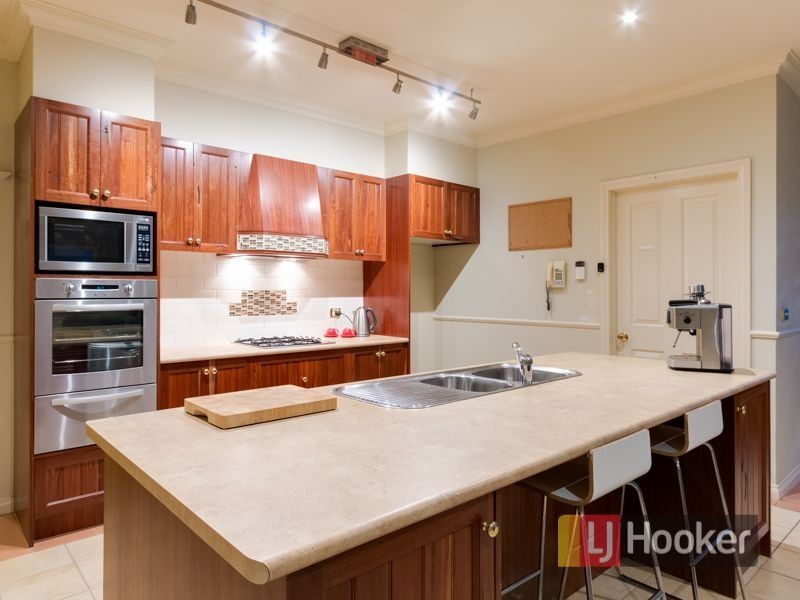37 Sunningdale Crescent, Cranbourne VIC 3977