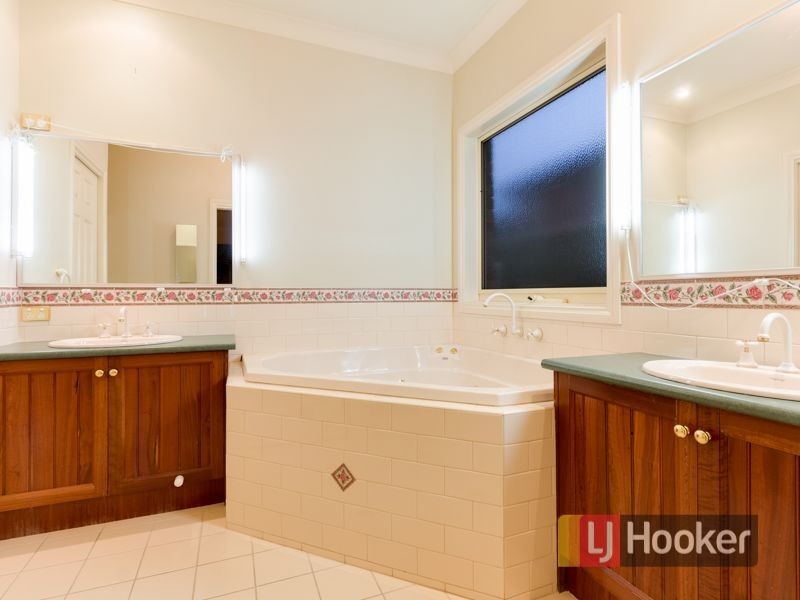 37 Sunningdale Crescent, Cranbourne VIC 3977