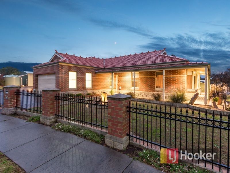 37 Sunningdale Crescent, Cranbourne VIC 3977