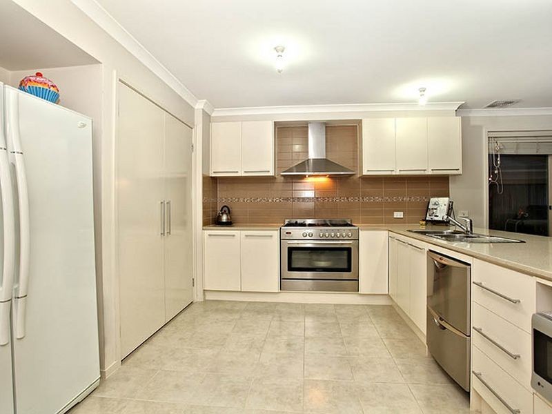 17 Eldershaw Drive, Lynbrook VIC 3975