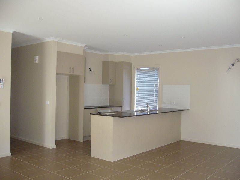 8 Dedina Walk, Bangholme VIC 3175