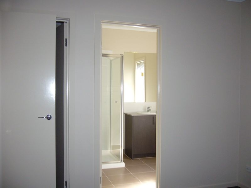 8 Dedina Walk, Bangholme VIC 3175