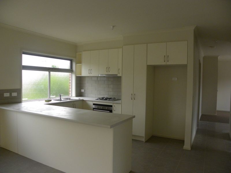 2/11 Cherry Grove, Doveton VIC 3177