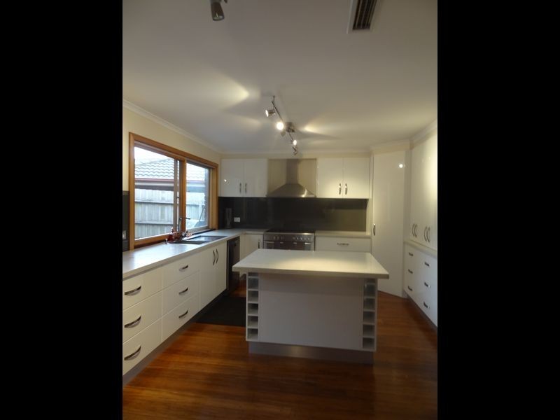 23 Maryrose Crescent, Endeavour Hills VIC 3802