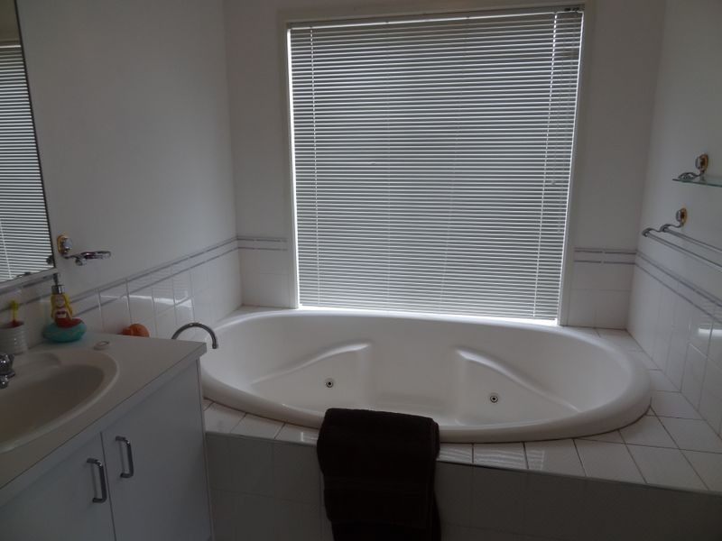 23 Maryrose Crescent, Endeavour Hills VIC 3802