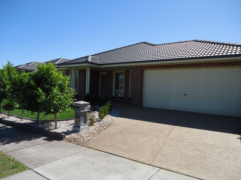 10 Manorwood Way, Berwick VIC 3806