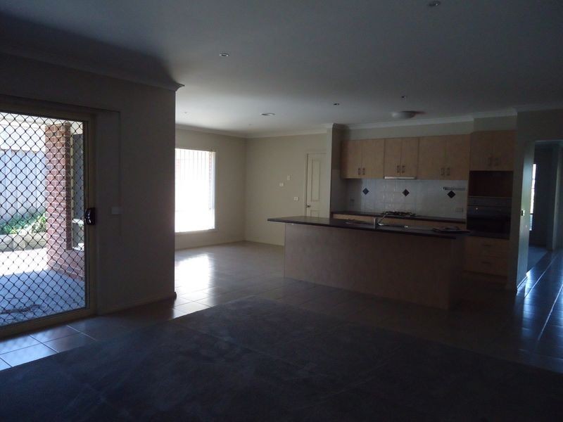 10 Manorwood Way, Berwick VIC 3806