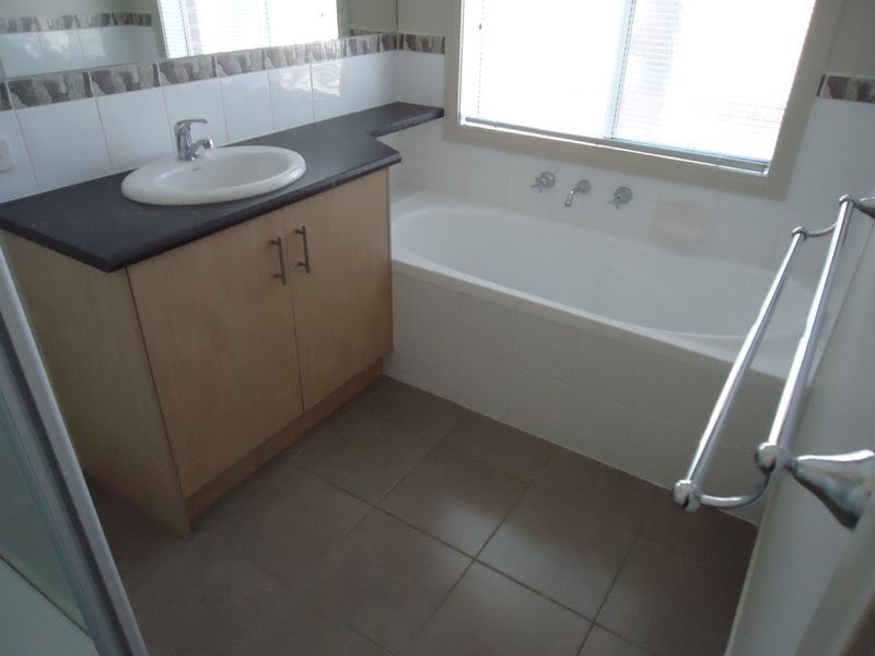 10 Manorwood Way, Berwick VIC 3806