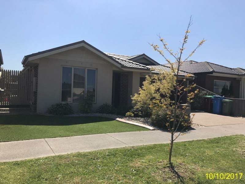 18 Blackledge Drive, Cranbourne East VIC 3977