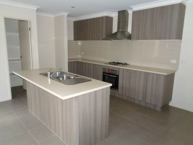 8 Nokota Lane, Clyde North VIC 3978