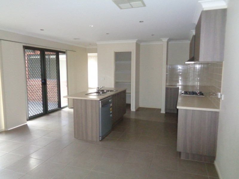 8 Nokota Lane, Clyde North VIC 3978