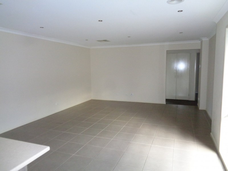 8 Nokota Lane, Clyde North VIC 3978