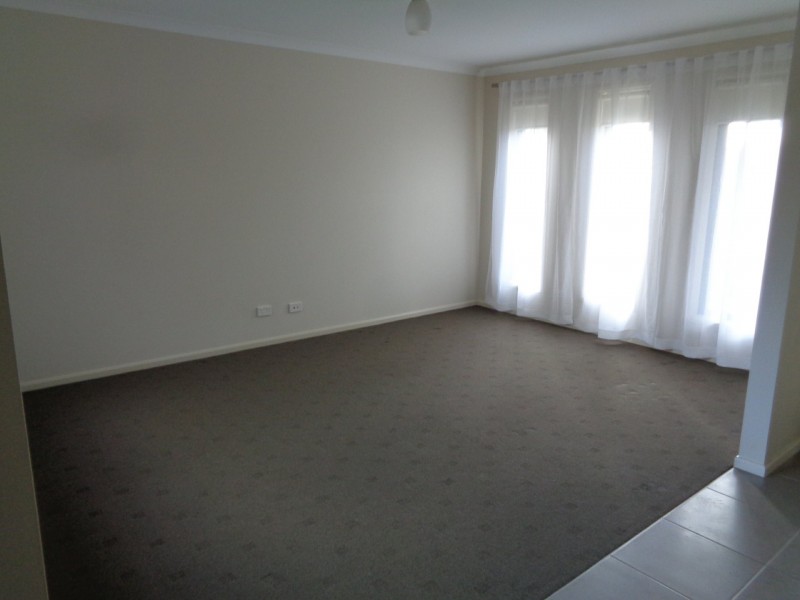 8 Nokota Lane, Clyde North VIC 3978