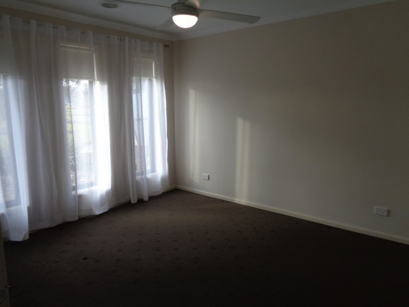 8 Nokota Lane, Clyde North VIC 3978