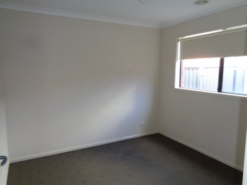 8 Nokota Lane, Clyde North VIC 3978