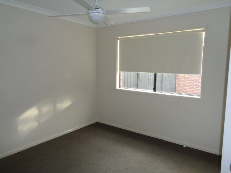 8 Nokota Lane, Clyde North VIC 3978