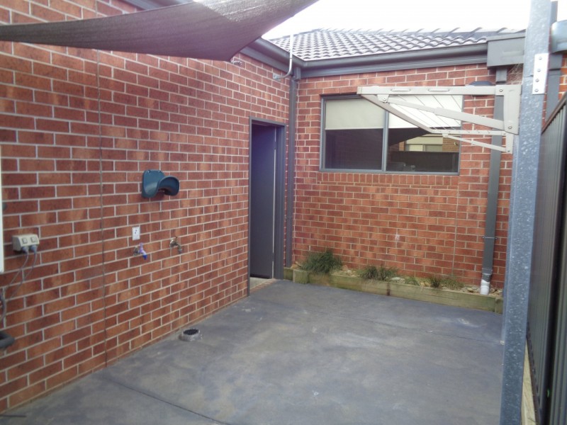 8 Nokota Lane, Clyde North VIC 3978