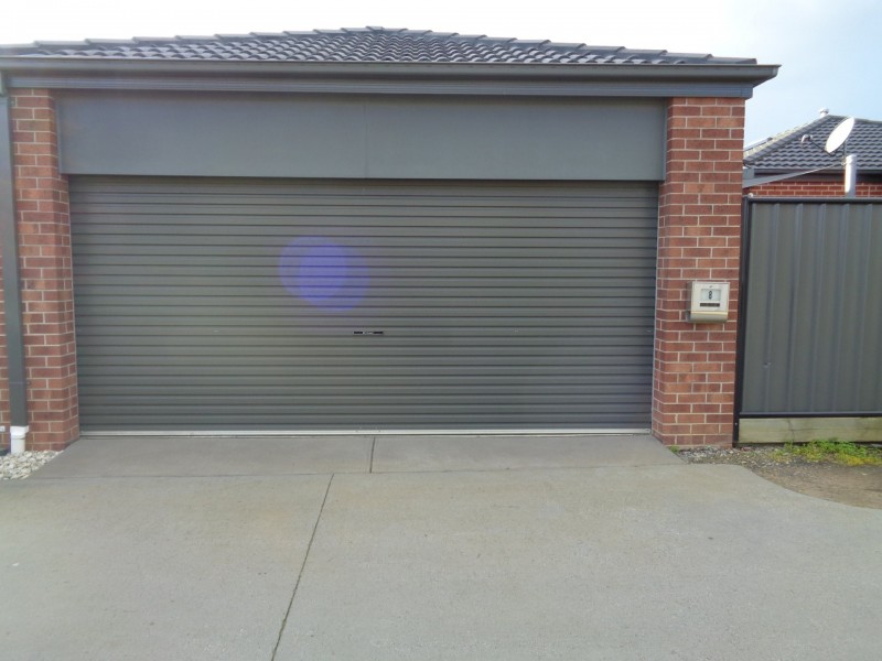 8 Nokota Lane, Clyde North VIC 3978