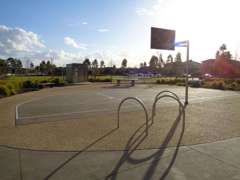 8 Nokota Lane, Clyde North VIC 3978