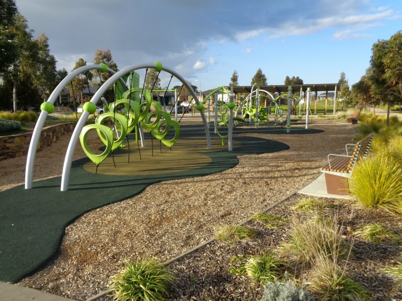 8 Nokota Lane, Clyde North VIC 3978