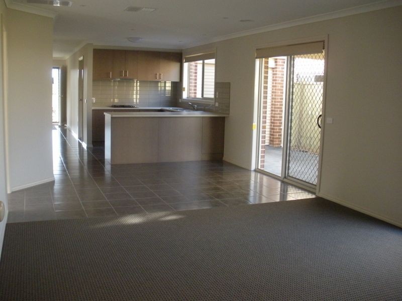 15 Howe Way, Cranbourne East VIC 3977