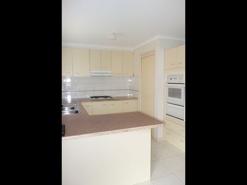 54 Preston Avenue, Endeavour Hills VIC 3802