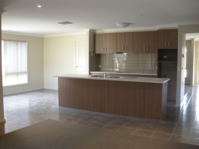 79 Thunderbolt Drive, Cranbourne East VIC 3977