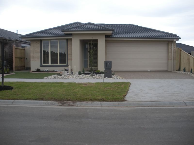 8 Blackledge Drive, Cranbourne East VIC 3977