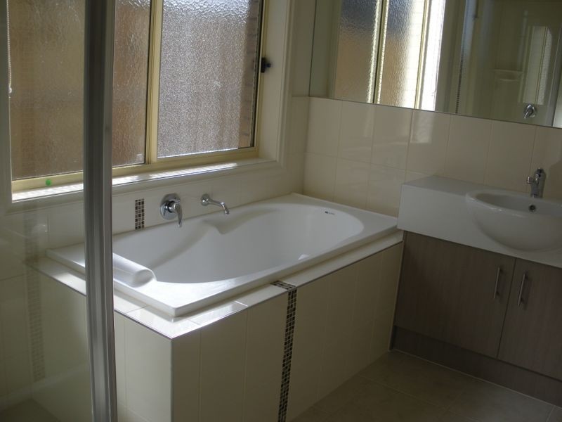 8 Blackledge Drive, Cranbourne East VIC 3977