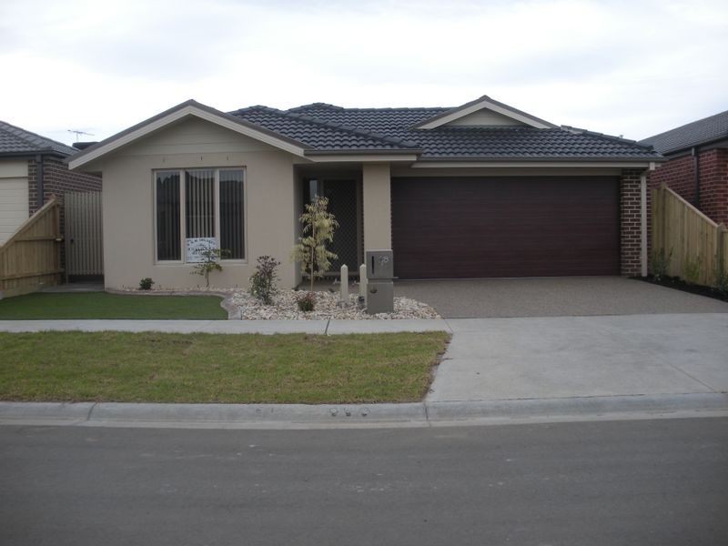 18 Blackledge Drive, Cranbourne East VIC 3977