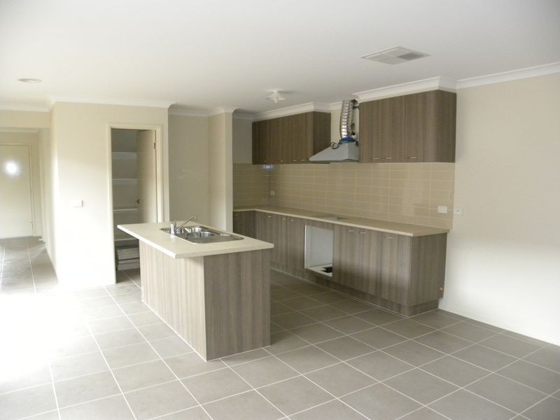 8 Nokota Lane, Clyde North VIC 3978