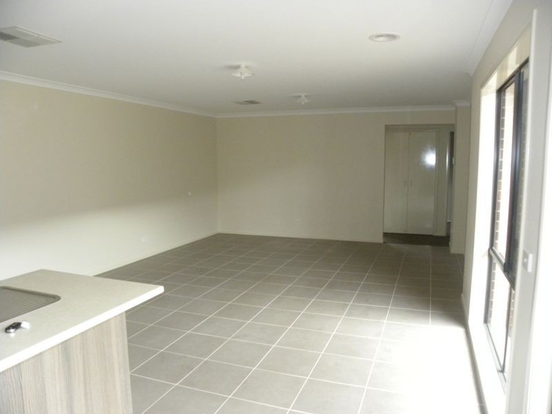 8 Nokota Lane, Clyde North VIC 3978