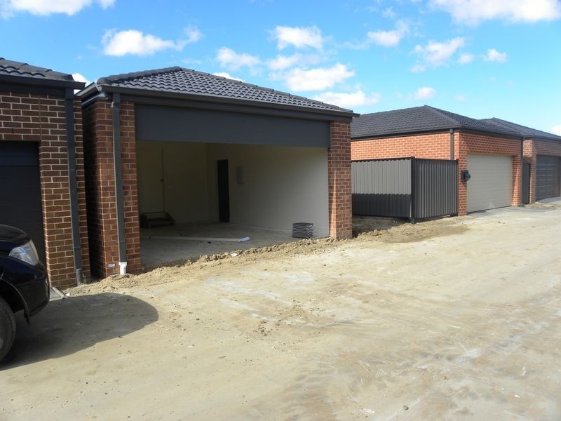 8 Nokota Lane, Clyde North VIC 3978