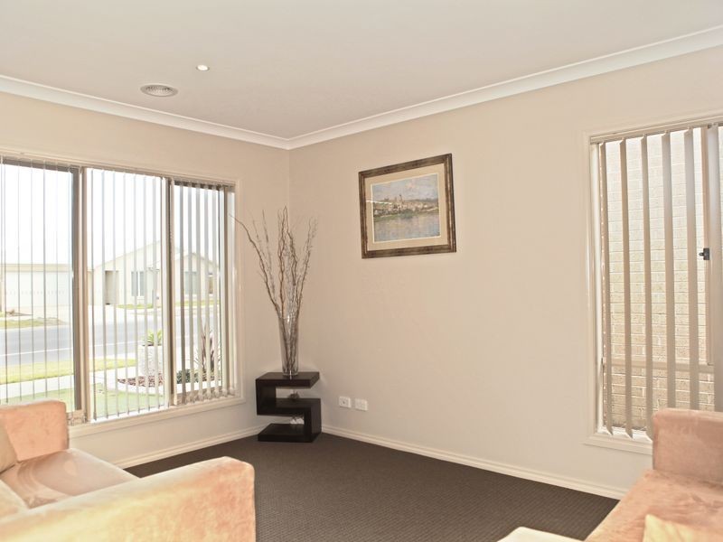 28 Chantaney Parade, Cranbourne VIC 3977