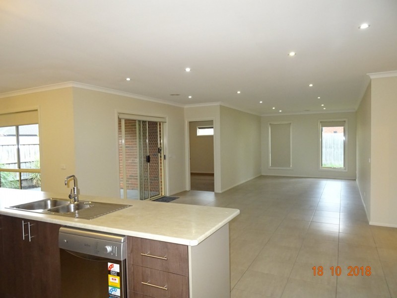 144 Paterson Drive, Lynbrook VIC 3975