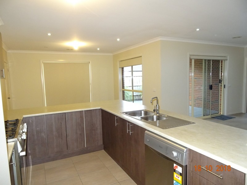 144 Paterson Drive, Lynbrook VIC 3975