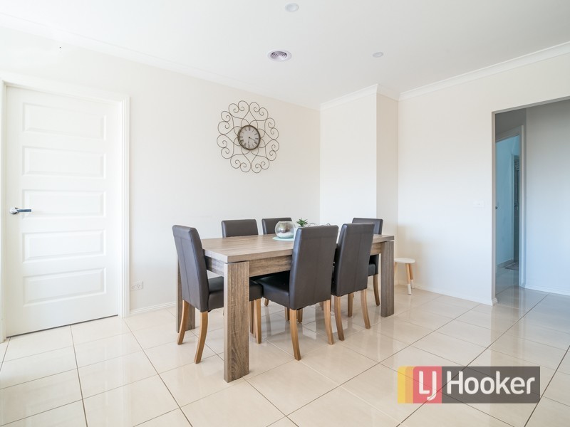 10 Featherbrook Circuit, Cranbourne North VIC 3977