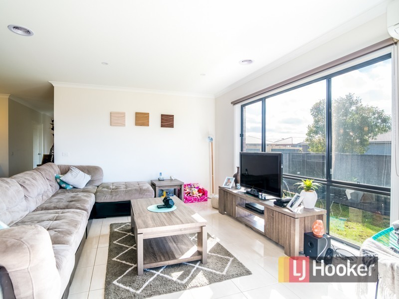 10 Featherbrook Circuit, Cranbourne North VIC 3977