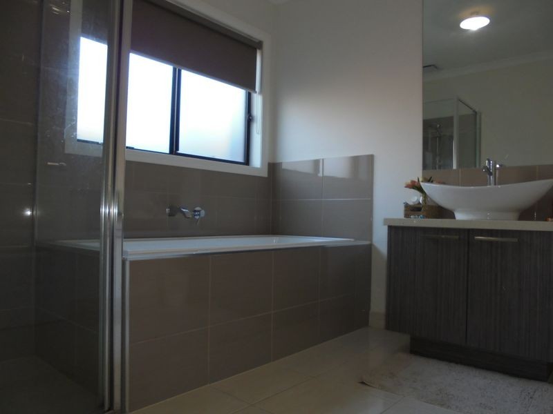 10 Featherbrook Circuit, Cranbourne North VIC 3977